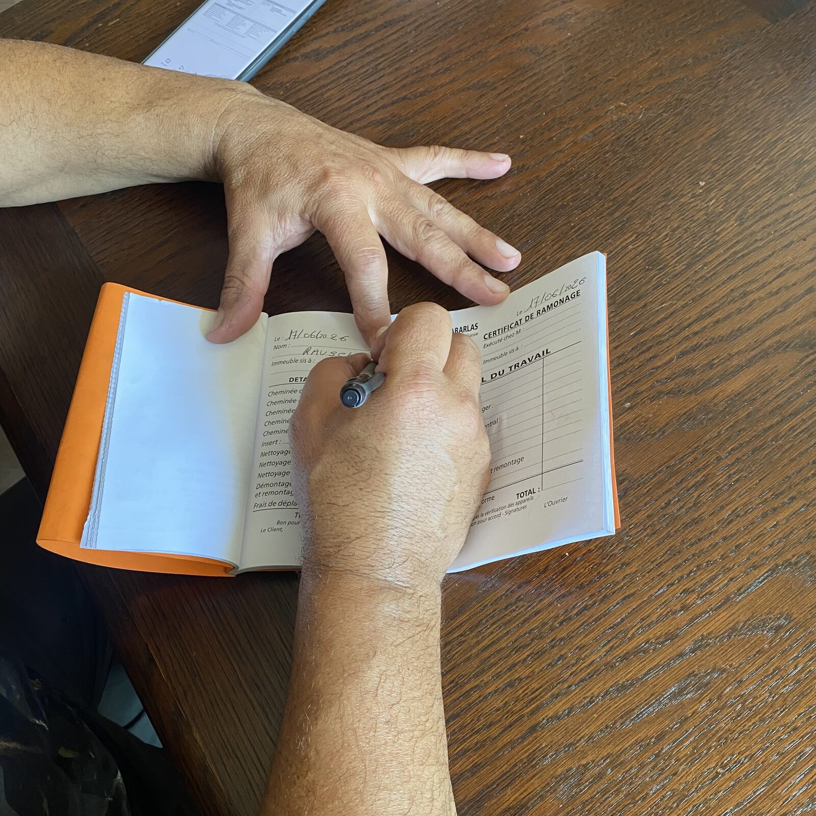 Rédaction d'un certificat de ramonage par l'Entreprise Nabarlas
